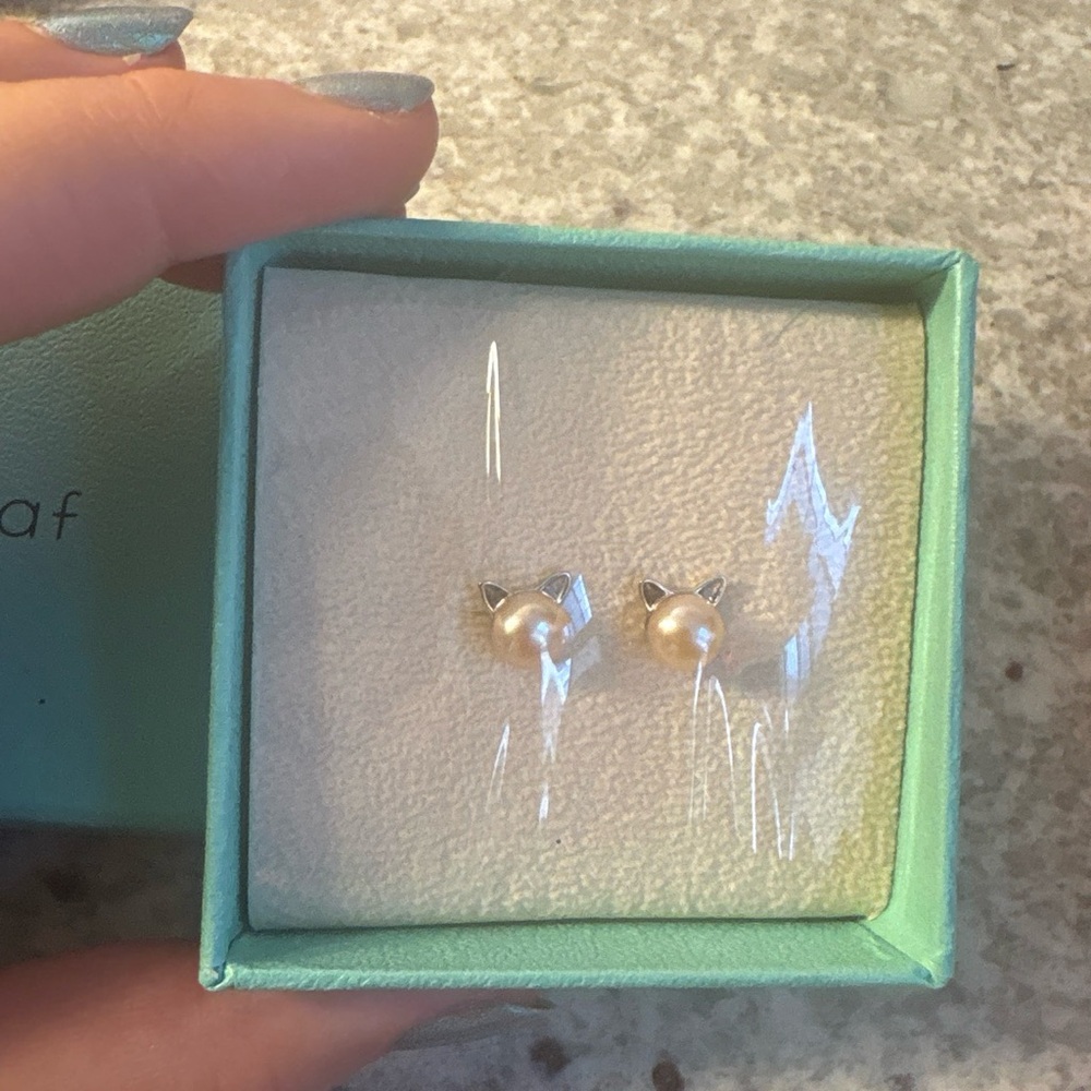 Pearl Cat Earrings - Picture 2 of 4